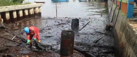 Endonezya’nın Balikpapan sahilindeki petrol sızıntısı devam ediyor